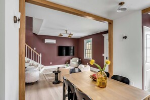 Luxury House | Living area | 55-inch LED TV with digital channels - Emerson Square (Charleston)