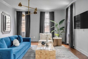 Apartamento de lujo | Zona de estar | Televisión LED de 55 pulgadas con canales digitales