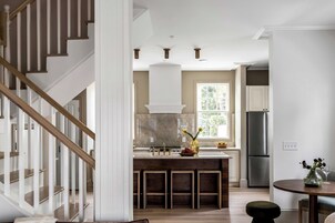 奢华独立别墅 | 起居区 | 55-英寸LED 电视（配备数码频道）