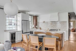 Apartamento de lujo | Cocina privada | Frigorífico grande, microondas, horno y placa de cocina