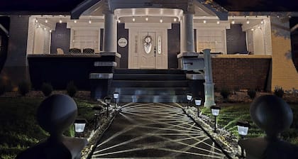 The Park House A 5 Bedroom Retreat w/Game Room & Fire Pit