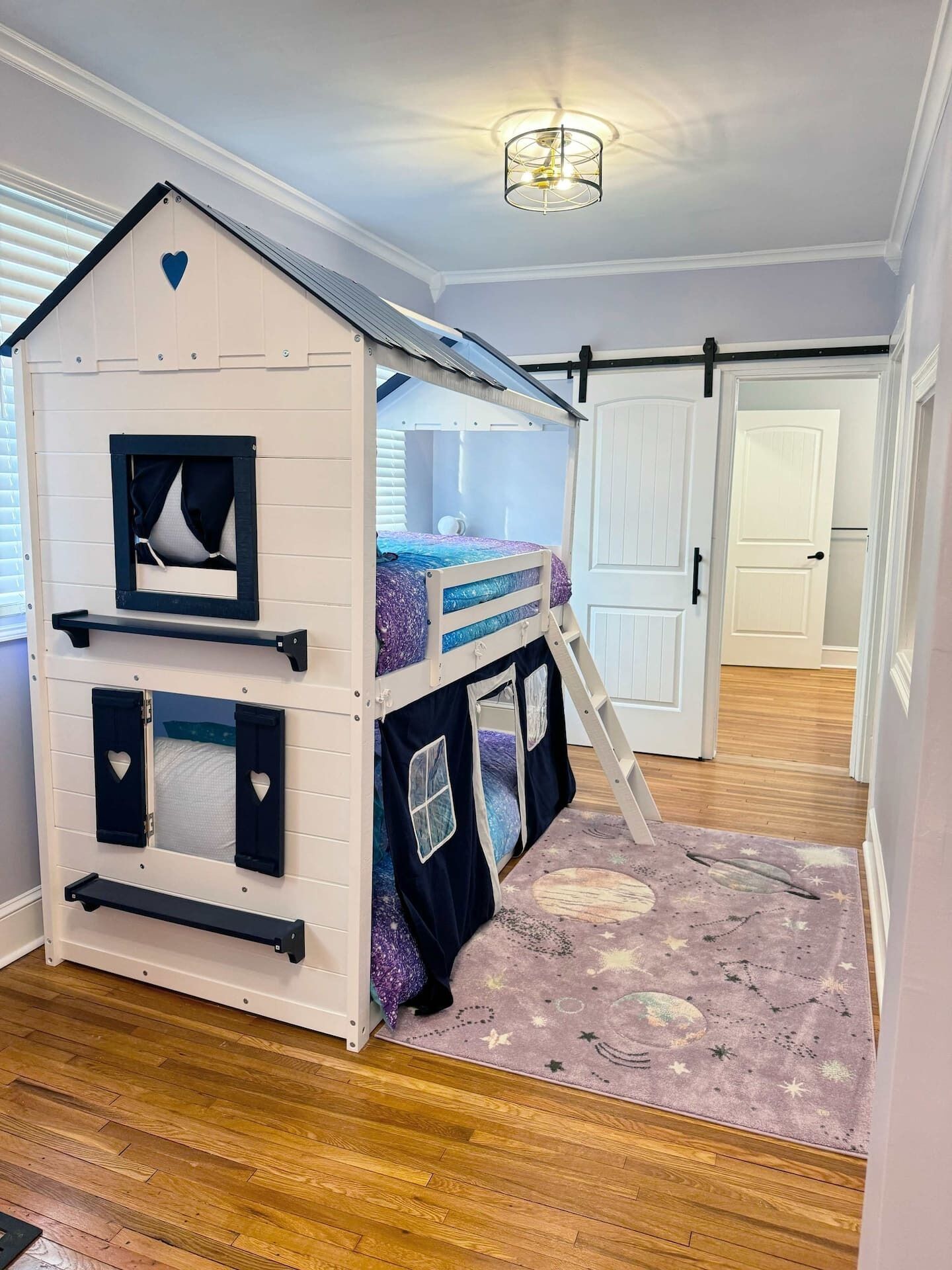 5 chambres, coffres-forts dans les chambres, bureau