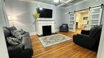 TV connectée, livres, espaces bureaux, imprimantes