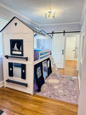 5 Schlafzimmer, Zimmersafe, Schreibtisch, Bügeleisen/Bügelbrett