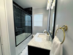 Een douche, een haardroger, handdoeken, zeep