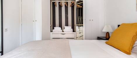 3 chambres, fer et planche à repasser, Wi-Fi, draps fournis