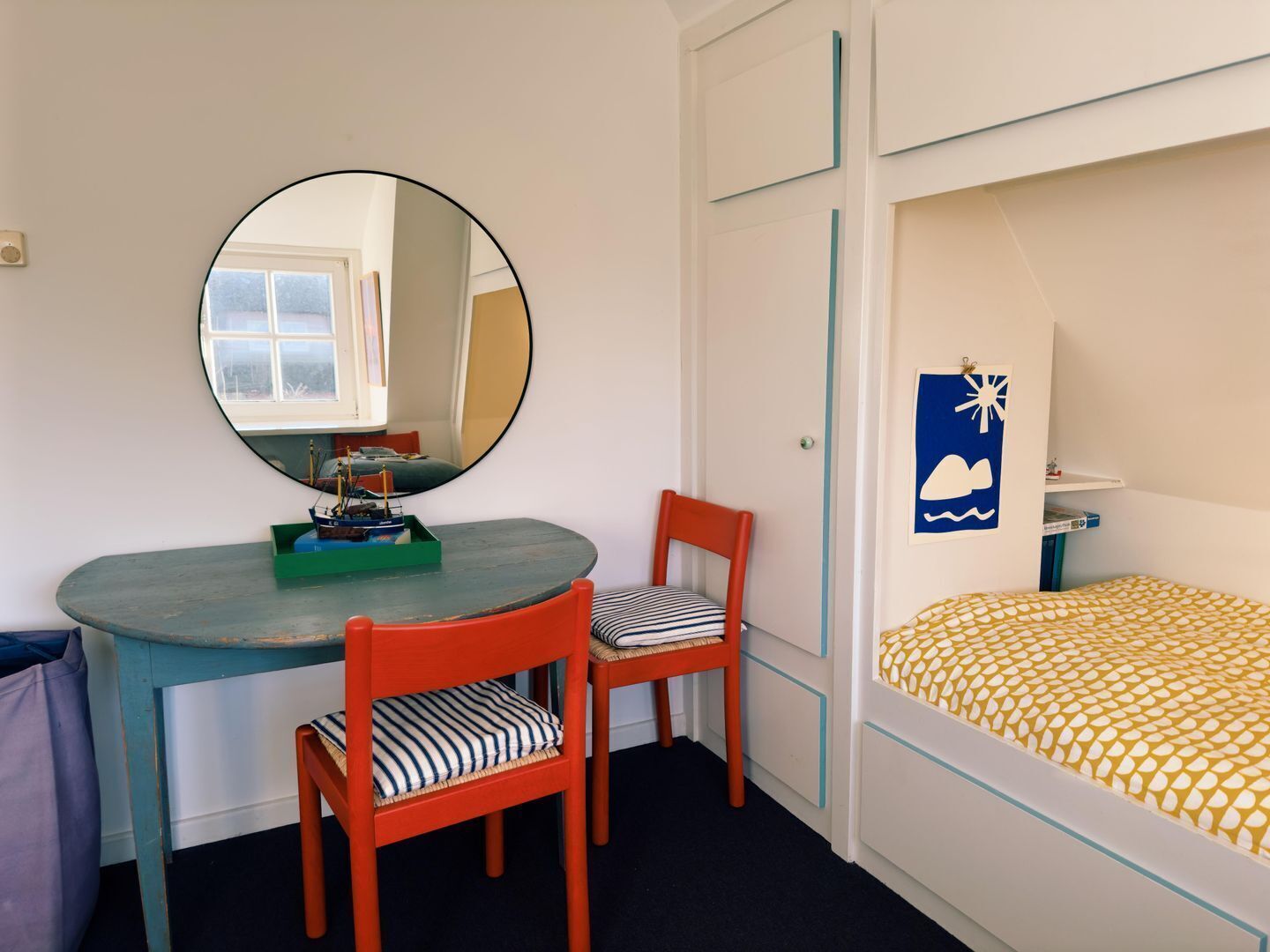 2 bedrooms, desk, WiFi, bed sheets