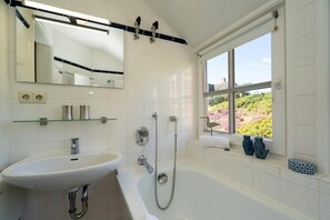 Douche, séchoir à cheveux, serviettes fournies