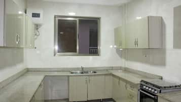 Departamento, cocina | Cocina privada | Refrigerador con congelador, microondas, horno y parrilla de estufa