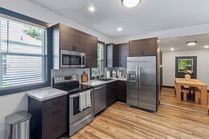 Geladeira, micro-ondas, fogão, cooktop