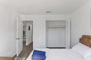 2 chambres, bureau, fer et planche à repasser, lit parapluie