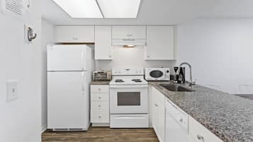 Microondas, horno, parrilla de estufa y lavavajillas