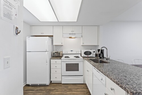 Sunshine Suite: Corporate Living, 2BR, Pool Access. WiFi