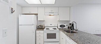 Sunshine Suite: Corporate Living, 2BR, Pool Access. WiFi