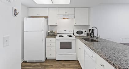 Sunshine Suite: Corporate Living, 2BR, Pool Access. WiFi