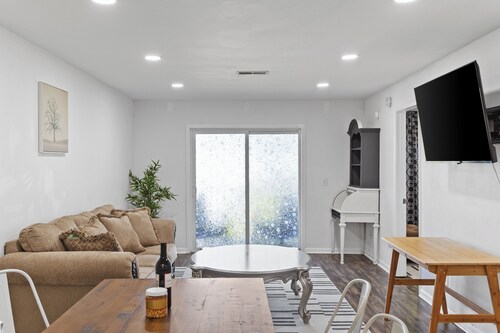 Sunshine Suite: Corporate Living, 2BR, Pool Access. WiFi