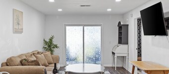 Sunshine Suite: Corporate Living, 2BR, Pool Access. WiFi