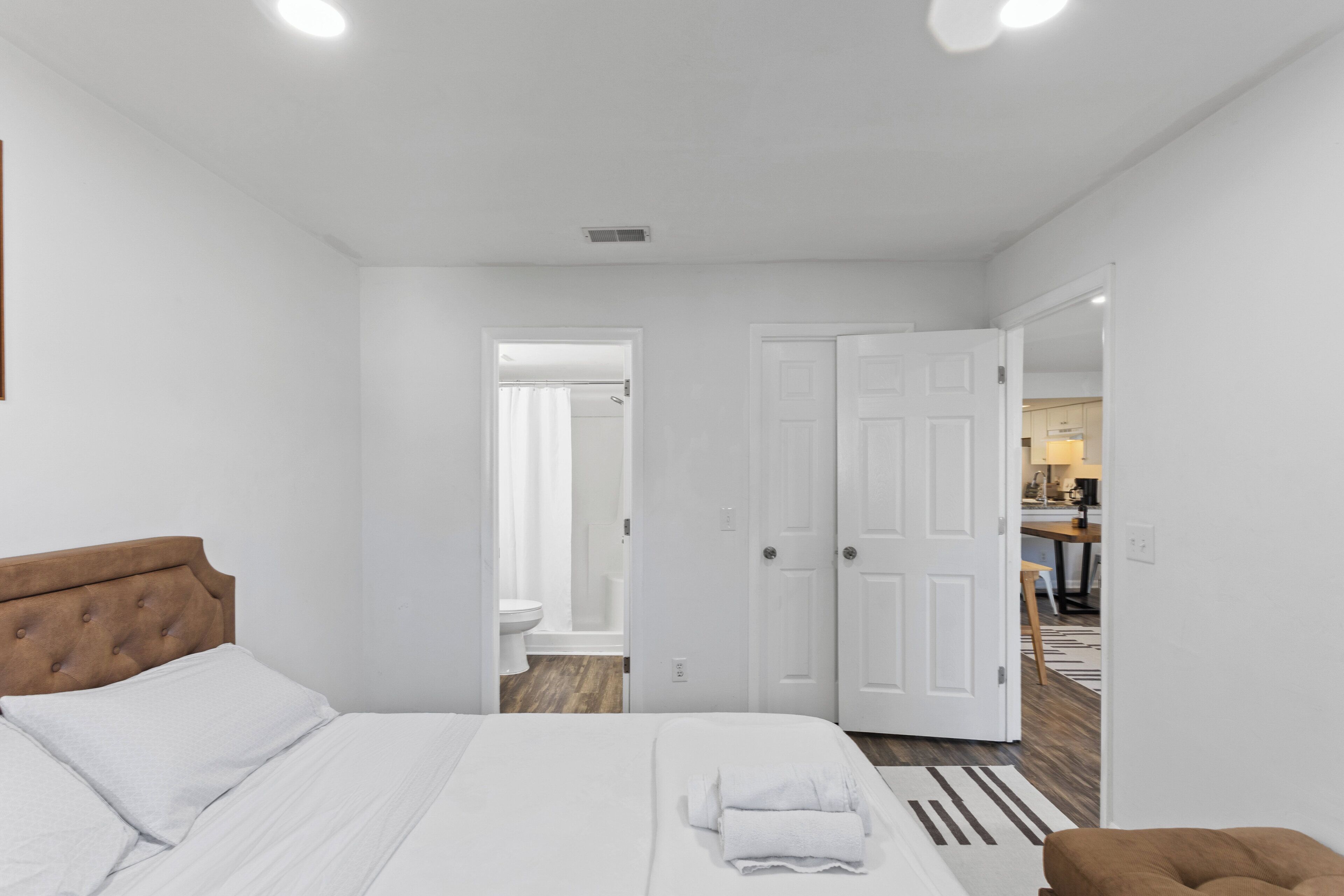 2 bedrooms, desk, iron/ironing board, travel crib