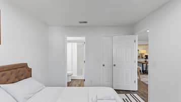 2 bedrooms, desk, iron/ironing board, travel crib