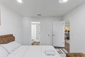 2 quartos, escrivaninha, ferros/tábuas de passar roupa, berço de viagem