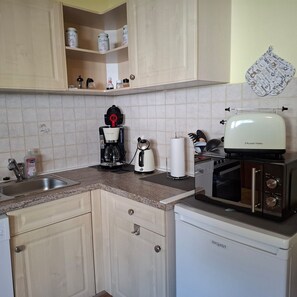 Een koelkast, een microgolfoven, een oven, een kookplaat