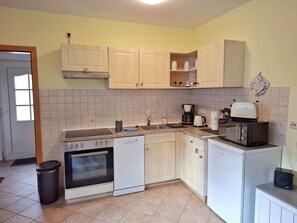 Een koelkast, een microgolfoven, een oven, een kookplaat