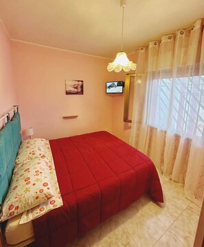 2 bedrooms, iron/ironing board, travel cot, free WiFi