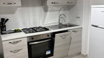 Kühlschrank, Ofen, Geschirrspüler, Wasserkocher mit Kaffee-/Teezubehör