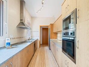 Fridge, microwave, dishwasher, cookware/dishes/utensils