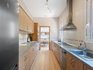 Fridge, microwave, dishwasher, cookware/dishes/utensils