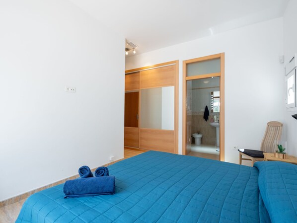3 bedrooms, desk, internet