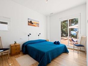 3 bedrooms, desk, Internet