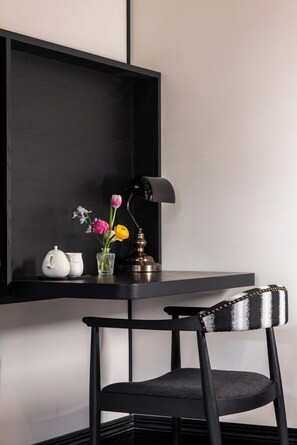 Habitación estándar doble, 1 cama de matrimonio, vistas a la ciudad | Decoración individual, mobiliario individual, escritorio