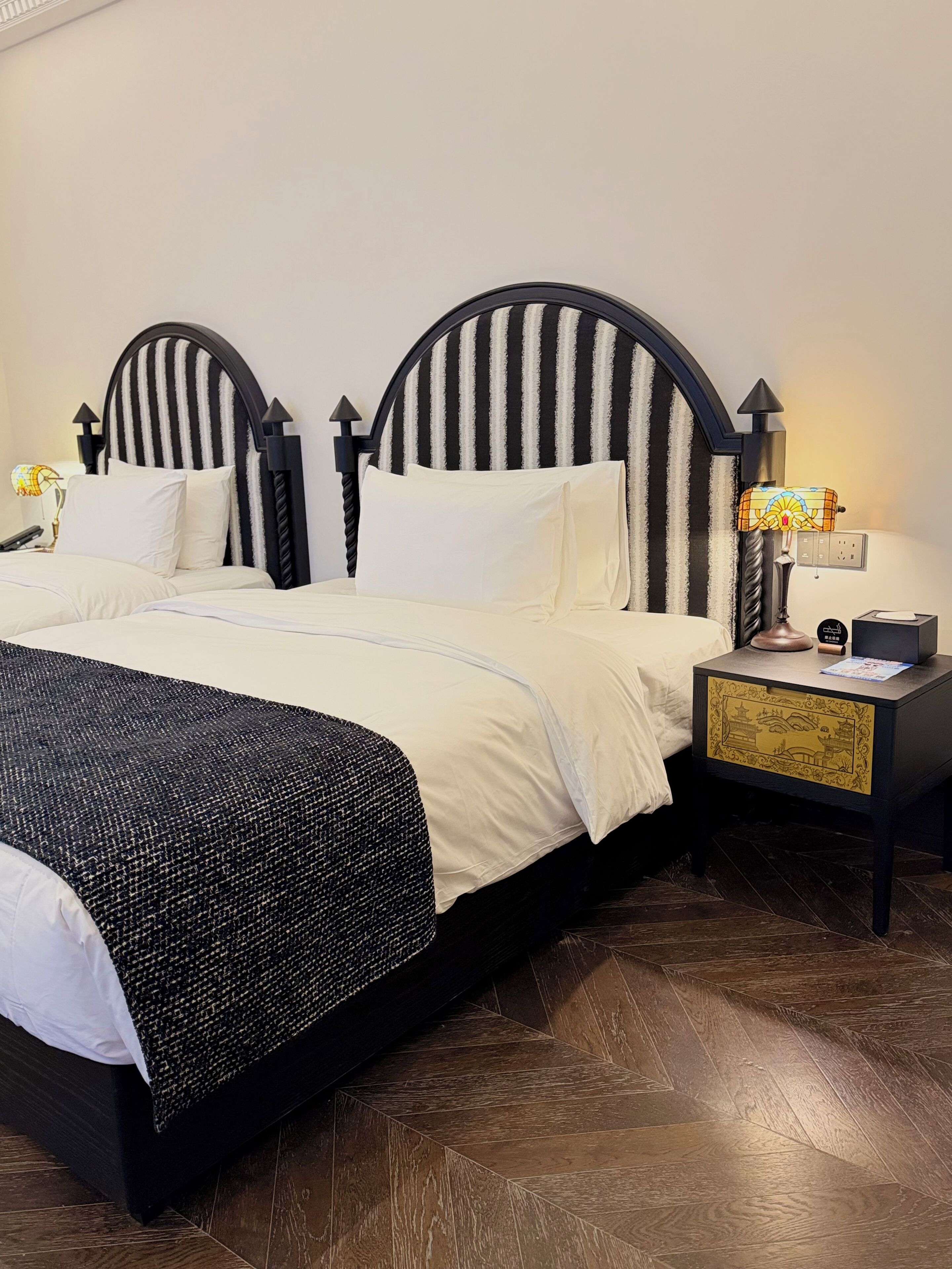 FamilieTwin kamer | Individueel gedecoreerd, individueel gemeubileerd, een bureau