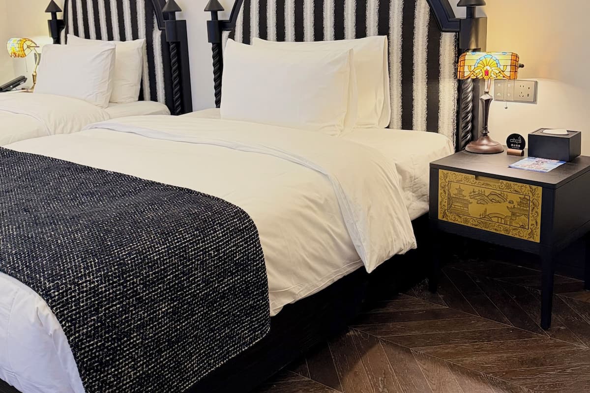 FamilieTwin kamer | Individueel gedecoreerd, individueel gemeubileerd, een bureau