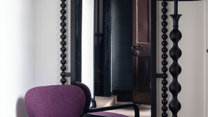 A room with a purple chair, a black lamp, and a mirror with a black frame. - Blossom Manoir Lujiazui (Shanghai)