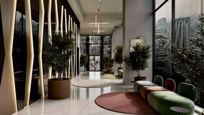 Een modern interieur met een centraal ziteiland, grote ramen en een plafond met lineaire verlichting.