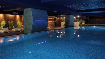 Una piscina cubierta