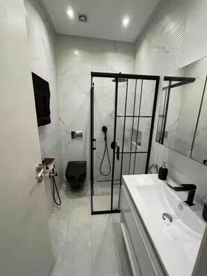 Baignoire à jets, sèche-cheveux, bidet, serviettes fournies