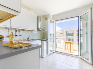 Kühlschrank, Mikrowelle, Kochgeschirr/Geschirr/Besteck