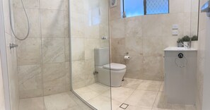 Douche, séchoir à cheveux, serviettes fournies, savon