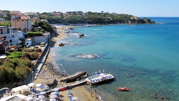 A coastal town with a beach, clear blue sea, and buildings along the shore. - Apartment Saida by Interhome (Castiglioncello)
