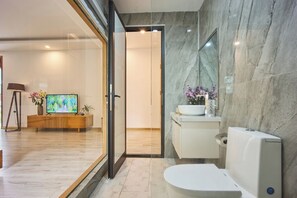 Dusche, Whirlpool, Haartrockner, Bidet