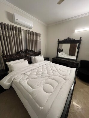 9 habitaciones, tabla de planchar con plancha, wifi y ropa de cama 