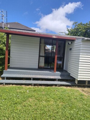 Front of property - 1 double and 1 sofa bed Garden Chalet (Auckland)