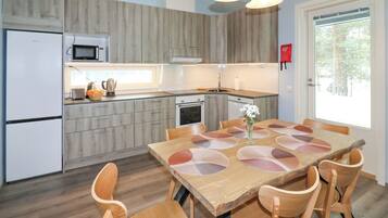 Fridge, microwave, dishwasher, cookware/dishes/utensils