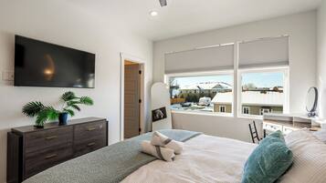 3 makuuhuonetta, työpöytä, silitysrauta/-lauta, vauvan matkasänky