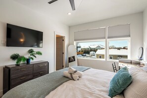 3 bedrooms, desk, iron/ironing board, travel cot - The Zen Den – Wellness Retreat with Sauna, Red Light Therapy & Biohacking Touche (Sheridan)