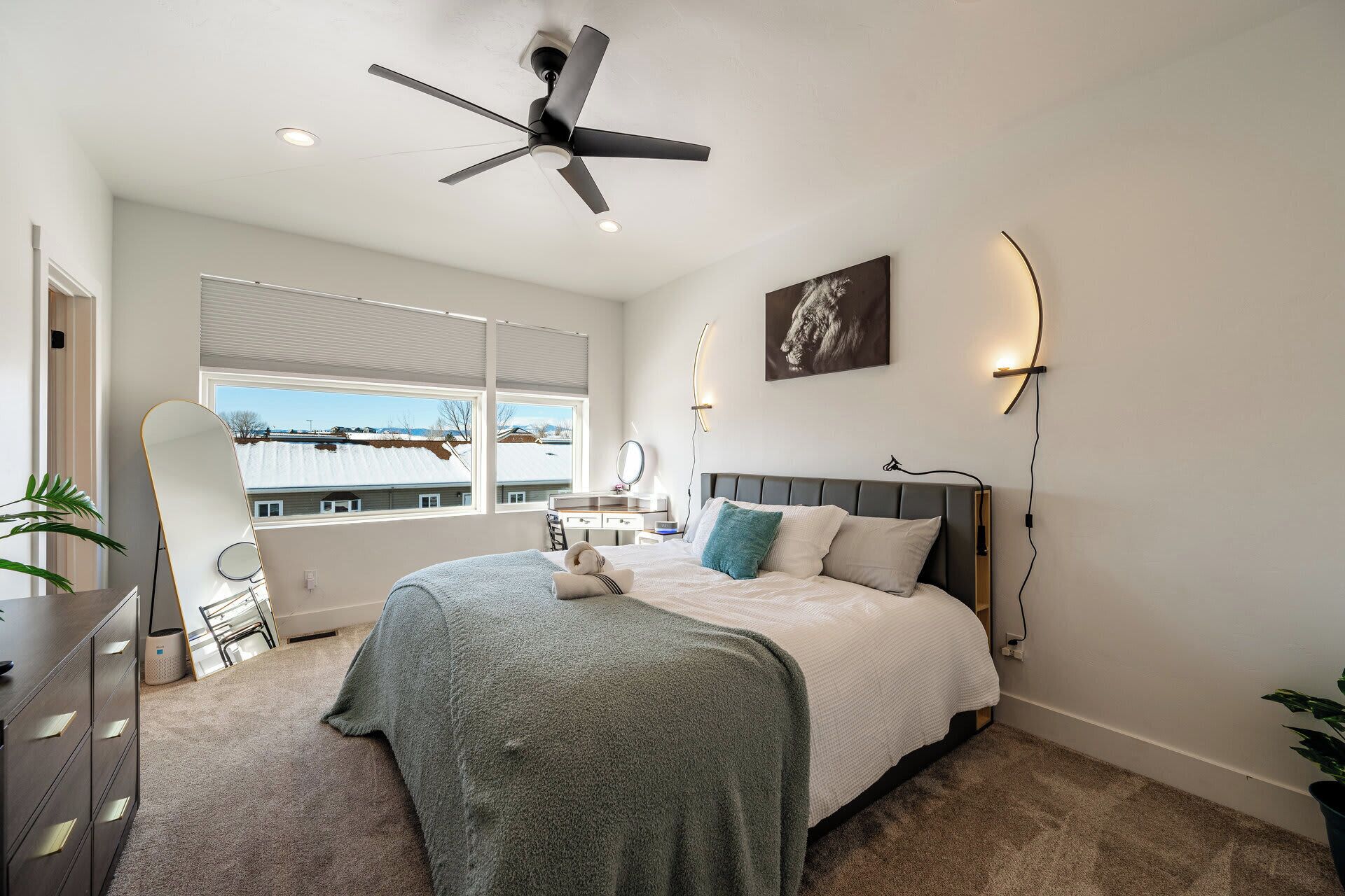 3 quartos, escrivaninha, ferros/tábuas de passar roupa, berço de viagem