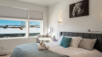 3 bedrooms, desk, iron/ironing board, travel crib